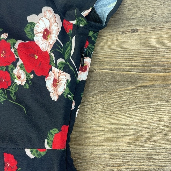 NWT About Us Women’s Addison Black are White Floral Dress, size Medium - Picture 5 of 13